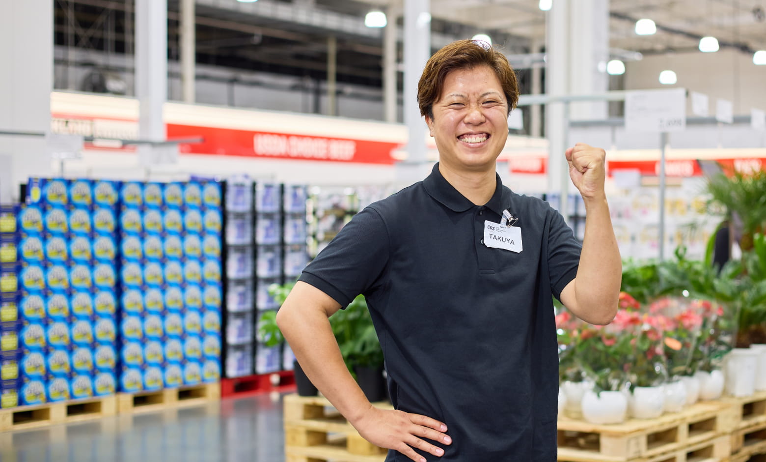 ガッツポーズをして、笑顔を見せるTAKUYAさん