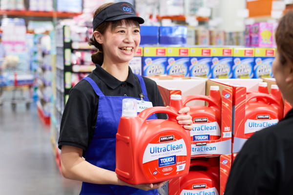 洗剤を手に、お客さまへ商品を紹介する販売スタッフ